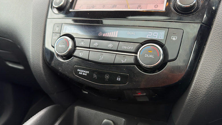 Nissan Qashqai 1.3 DiG-T N-Connecta 5dr [Glass Roof Pack] Petrol Hatchback